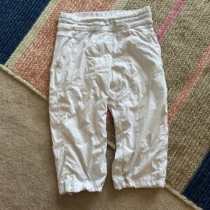 Women’s Lululemon white capris